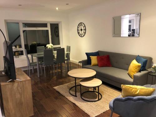 Mill Hill Modern 3 Bedroom Apartment