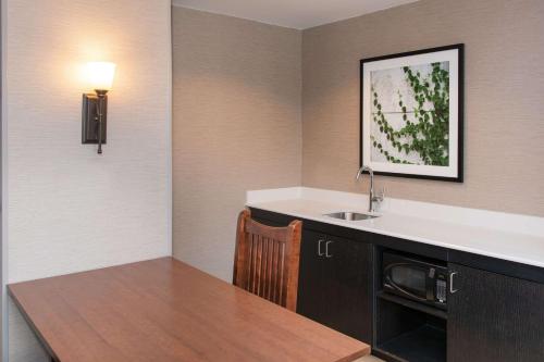 Hampton Inn & Suites Rochester/Victor - image 9