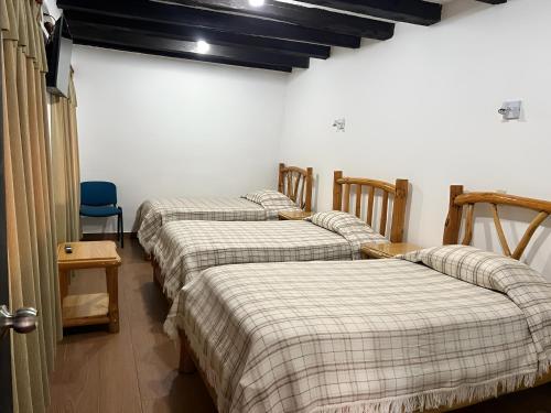 1 double bed, 2 twin beds