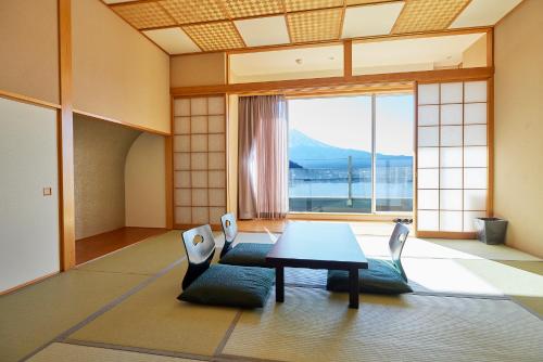 Standard Japanese-Style Room with Mt.Fuji and Lake View - Non Smoking