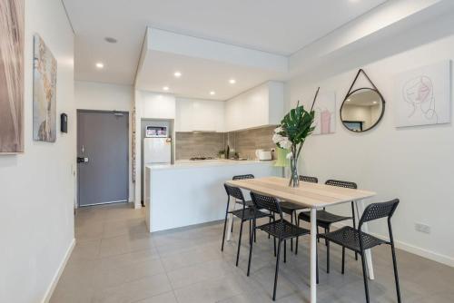 1Bedroom and Study Apt in Homebush Sleeps 5 in Drummoyne