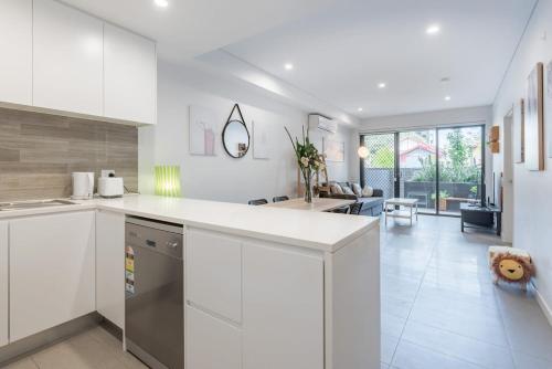 1Bedroom and Study Apt in Homebush Sleeps 5 in Drummoyne