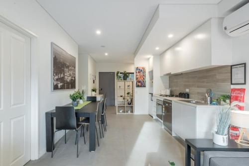 King bed Apt Study Homebush Sleeps 3 in Drummoyne