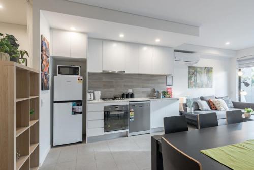 King bed Apt Study Homebush Sleeps 3 in Drummoyne