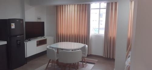 ALQUILER DE DEPARTAMENTO TIPO ESTUDIO EN HUARAZ. Ofrece una capacidad máxima de 6 personas, cuenta con comedor, sala y cocina. Además baño completo con ducha y columna de hidromasaje, agua caliente dispuesta por terma solar las 24 horas del día.