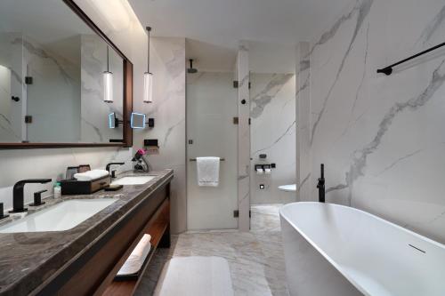 Grand Barony Jinan CBD – Jinan, WV