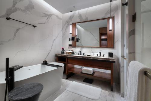 Grand Barony Jinan CBD – Jinan, WV