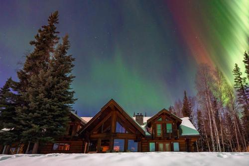 Lakefront Luxury Log Home with Spa & Aurora Views