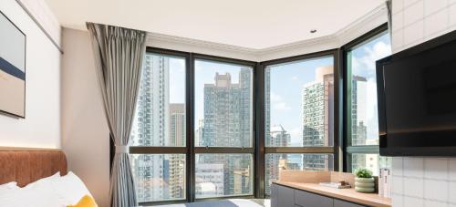 Premier Twin Room  room in Dash Living on Hollywood