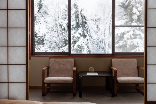 Japanese-Style Twin Room with Private Bathroom image 8
