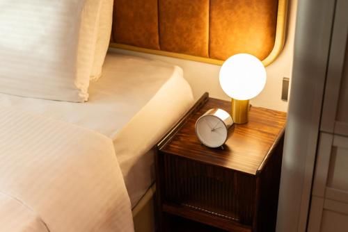 Deluxe Queen Room image 9