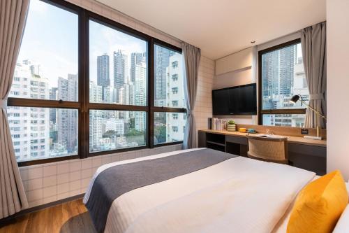 Deluxe Queen Room room in Dash Living on Hollywood