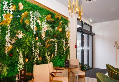 Restaurant, M-Pire Hotel in Neukölln