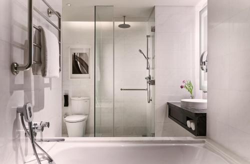Deluxe King or Twin Room image 2