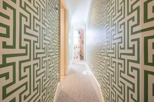 A Royal Residence – Stylish 2 Bedroom in Kensington - image 11