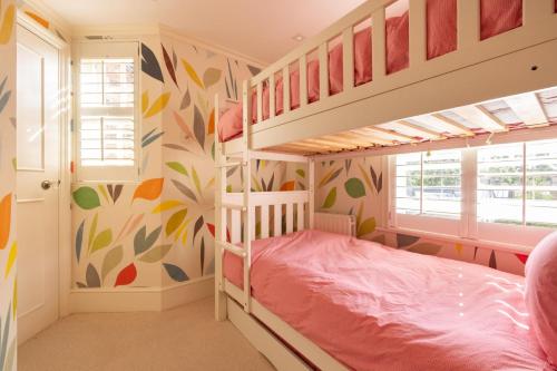 A Royal Residence – Stylish 2 Bedroom in Kensington