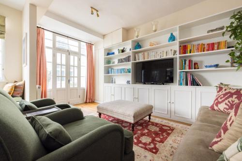 Traditional Treasure – 3 Bedroom Home by Hyde Park, London (photo 3)