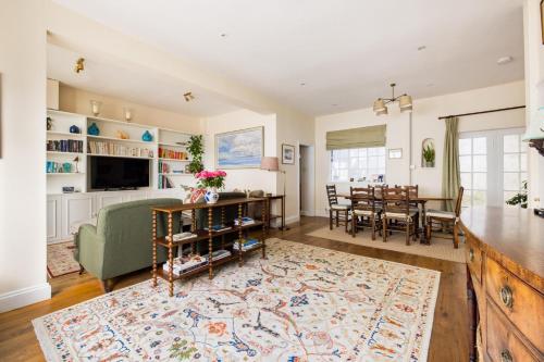 Traditional Treasure – 3 Bedroom Home by Hyde Park, London (photo 4)