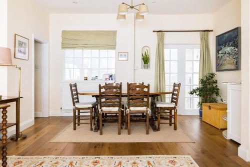 Traditional Treasure – 3 Bedroom Home by Hyde Park, London (photo 5)