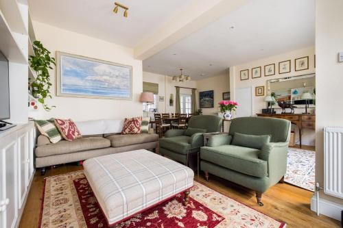 Traditional Treasure – 3 Bedroom Home by Hyde Park, London (photo 7)