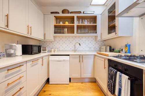Traditional Treasure – 3 Bedroom Home by Hyde Park, London (photo 8)