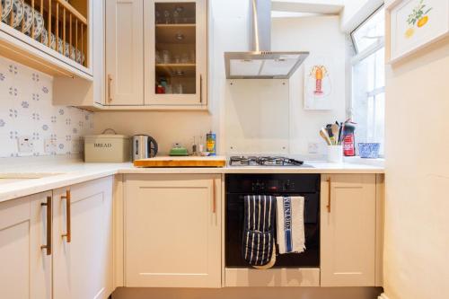 Traditional Treasure – 3 Bedroom Home by Hyde Park, London (photo 9)
