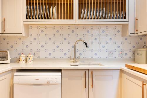 Traditional Treasure – 3 Bedroom Home by Hyde Park, London (photo 10)