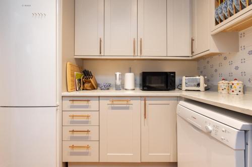 Traditional Treasure – 3 Bedroom Home by Hyde Park, London (photo 11)