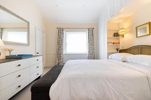 Traditional Treasure – 3 Bedroom Home by Hyde Park - image 5