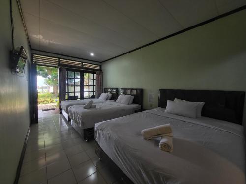 Pandu Lakeside Hotel Tuktuk in Samosir