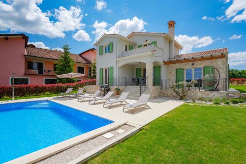 Beautiful Villa Bartol with pool and view in Pazin