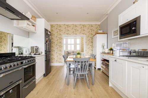The Montagu – 2 Bedrooms with Terrace in Kensington - image 12