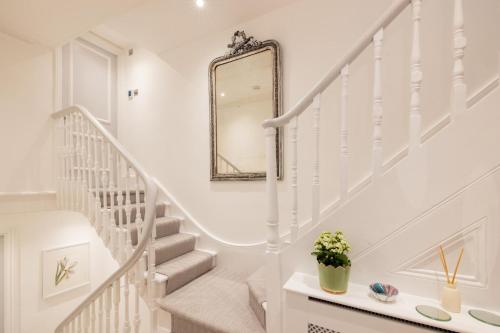 The Montagu – 2 Bedrooms with Terrace in Kensington - image 10