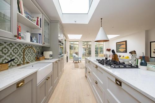 Fabulous 4 bedroom Family Home in Fulham, London (photo 2)