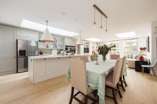 Fabulous Family Home in Fulham - 4 bedrooms - main image
