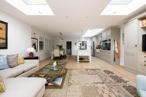 Fabulous 4 bedroom Family Home in Fulham, London (photo 7)