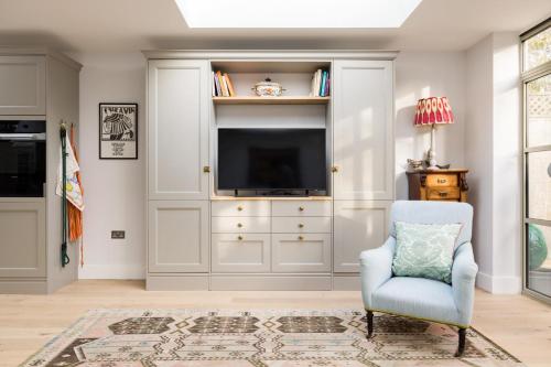 Fabulous 4 bedroom Family Home in Fulham, London (photo 8)