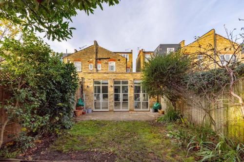 Fabulous 4 bedroom Family Home in Fulham - image 12