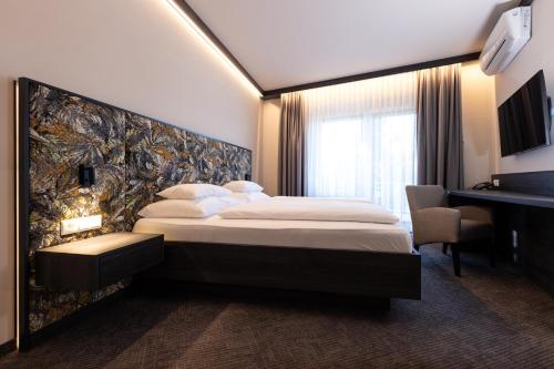 1 queen bed, 1 sofa bed