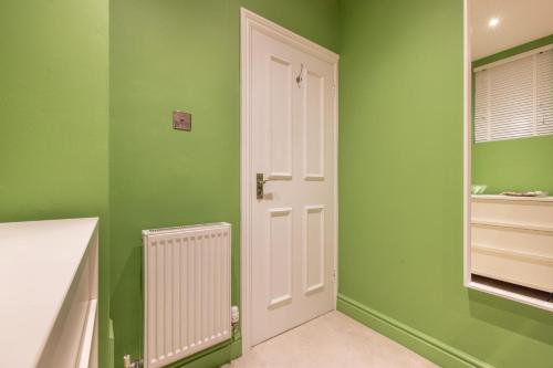 Cosy and Stylish Chelsea 2 bedroom flat - image 12