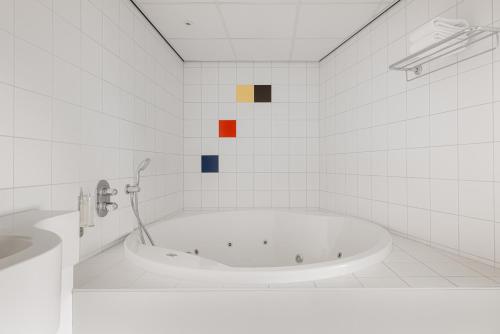 ห้องน้ำ, Leonardo Hotel Hengelo City Center in เฮนเจโล