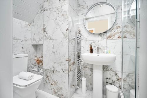Stylish 4 Bedroom House - Harborne - Top Rated - Parking - Garden - 6CO, Бирмингем (фото 8)