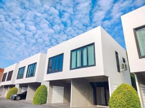 Cicada Hotel Kanchanaburi – Kanchanaburi, LA