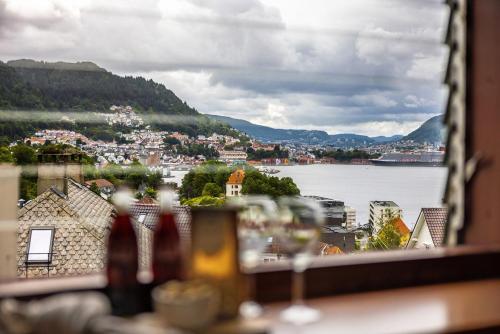 Top-floor apartment w/great view