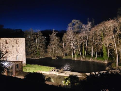 Le Moulin du Gué en Vendée Gite atypique et exceptionnel de 15 personnes au bord de l'eau à 30 minutes du PuyduFou