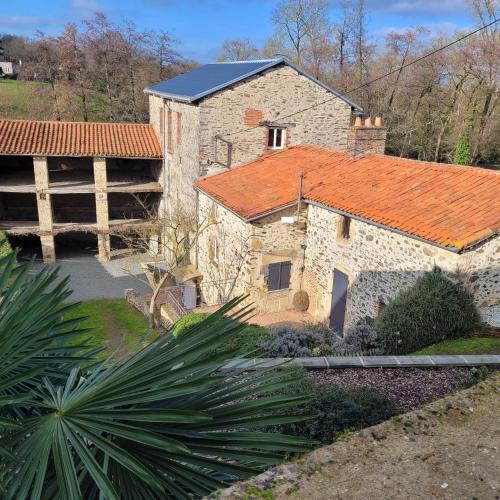 Le Moulin du Gué en Vendée Gite atypique et exceptionnel de 15 personnes au bord de l'eau à 30 minutes du PuyduFou