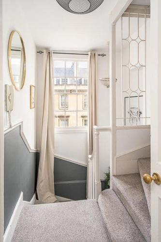 Beautiful Central 2 Bed Flat, Bath (photo 3)