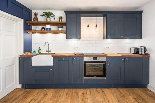 Beautiful Central 2 Bed Flat, Bath (photo 4)
