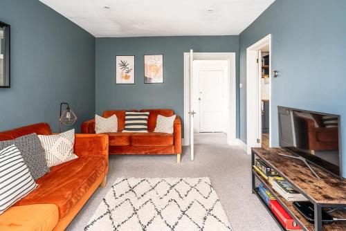 Beautiful Central 2 Bed Flat, Bath (photo 6)