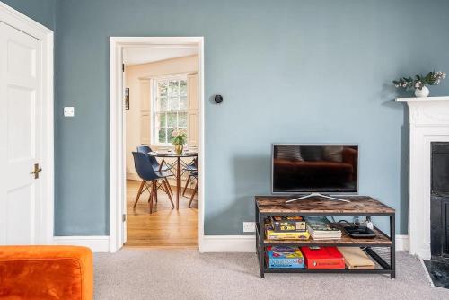 Beautiful Central 2 Bed Flat, Bath (photo 7)